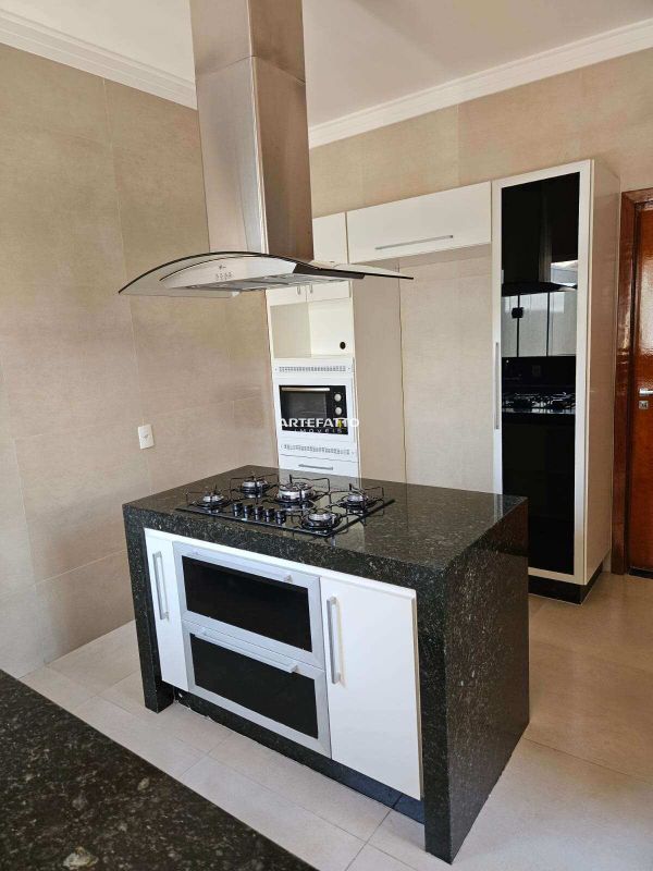 Casa à venda com 3 quartos, 233m²